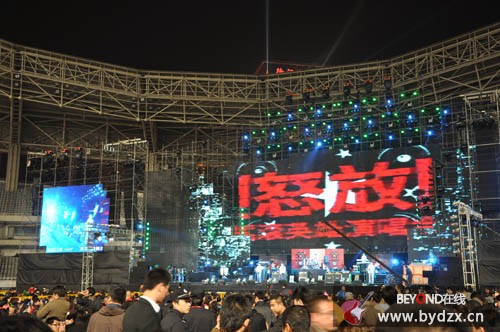 昨夜沪上演唱会连轴转 摇滚中，黄家强生日“怒放” 2010111507.jpg