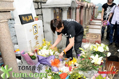 叶世荣盼黄家驹投胎续缘 拜祭亡友前遇怪事 2008070101.jpg