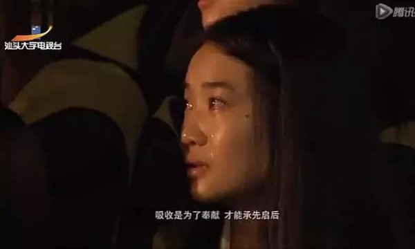 李嘉诚买下《光辉岁月》版权，请来林夕改成了校歌，唱哭了无数毕业生 5.jpg