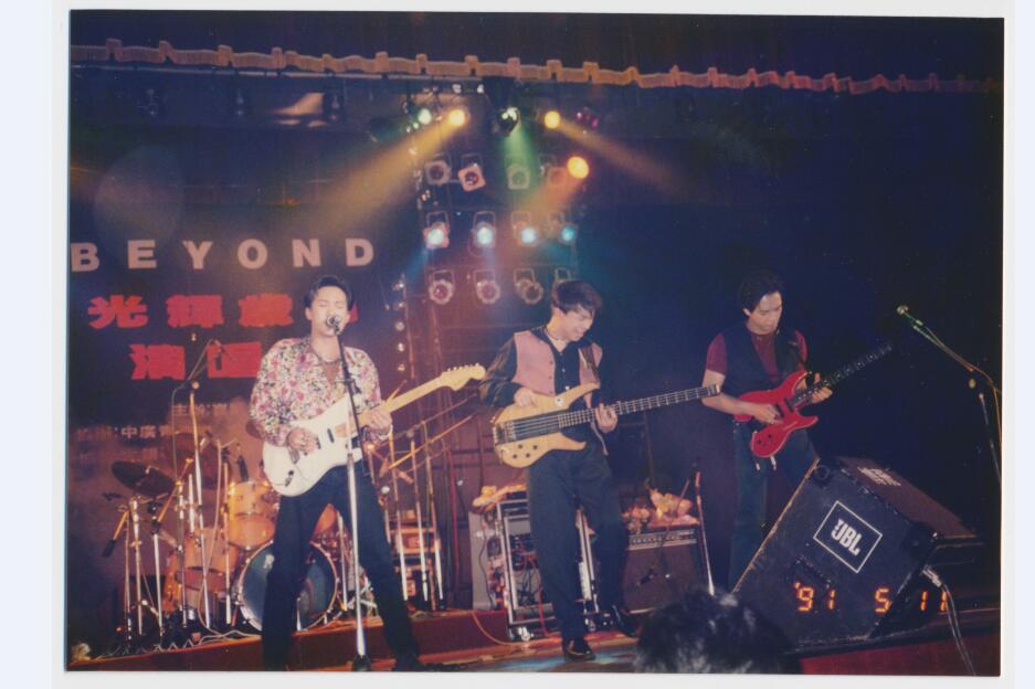 Beyond-[1991台湾光辉岁月演唱会(Live)] 105354vnuu5m3x6c5id3cm.jpg